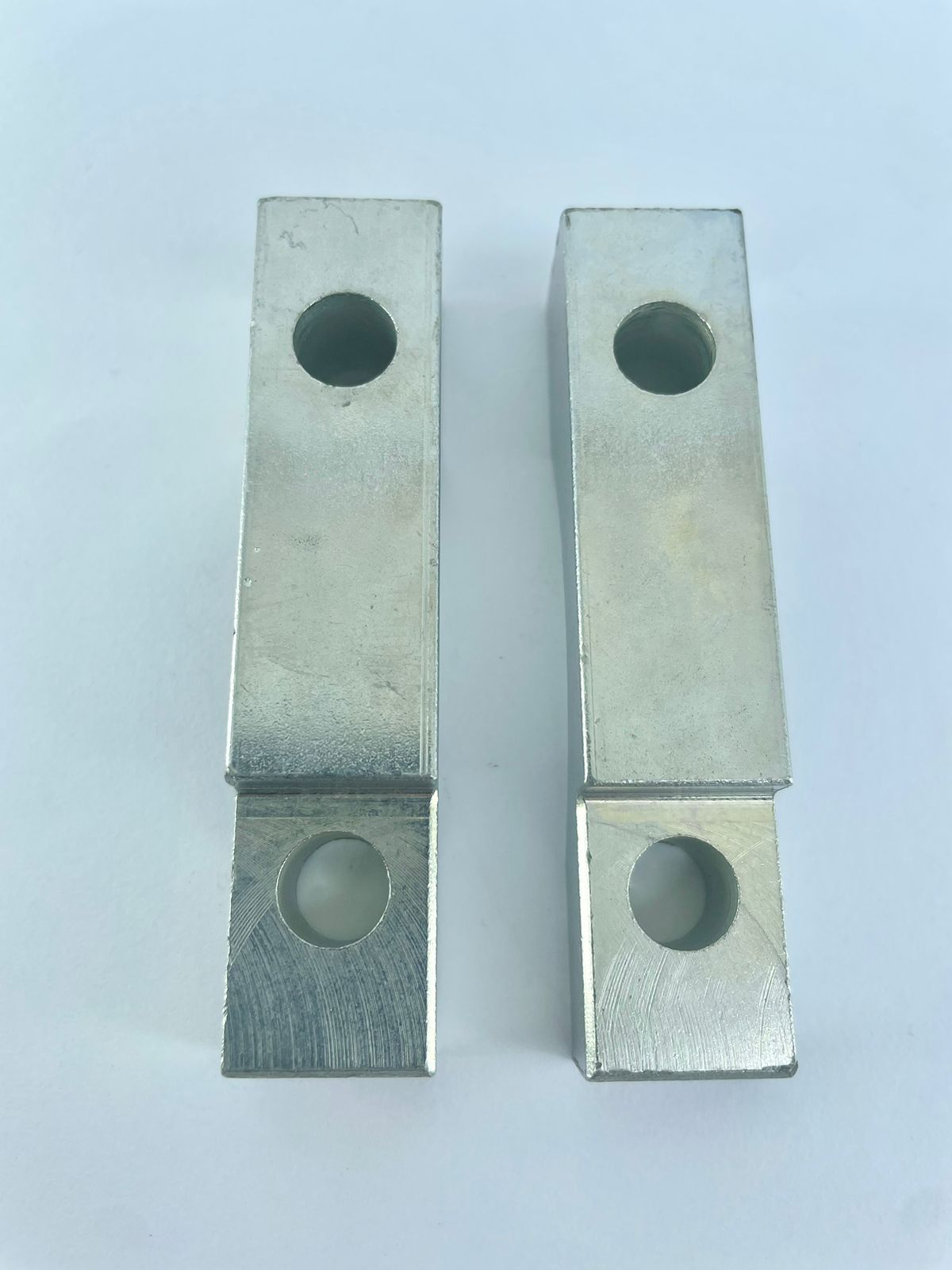 Z999 - GRAMPO LAMINADO 19,05MM ø10,3(X2) - 52,7MM (2 UN - PAR) - COLHEITADEIRA - GTS: MPM0000580013 / METHAL C: H028590